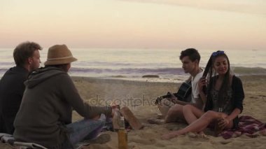 Sahilde ateş tarafından akşamları oturup, bira içme ve gitar çalmak genç arkadaşlar. 4 k'dan fazla vurdu