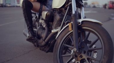 Çok kadın motorcu motosiklet koltukta oturan ve onun kask holding kısa filmlerde. Youn kıvırcık kadın kamera seyir güneş gözlüğü