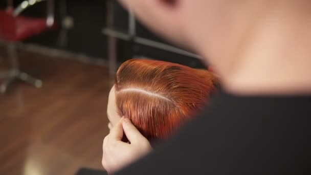 Professionelle nicht wiederzuerkennende Friseurin bereitet Frauenhaare zum Färben im Schönheitsstudio vor, Frau ändert ihr Aussehen, professionelle Färbung und Haarpflege, Schönheitskonzept. Zeitlupenschuss — Stockvideo