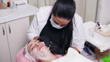 Profesyonel comsetologist maskesinde birden çok enjeksiyonları womans yanak içinde Mezoterapi sırasında yapma. Biorevitalization ve kaldırma, yüz tedavi olmayan cerrahi tıp