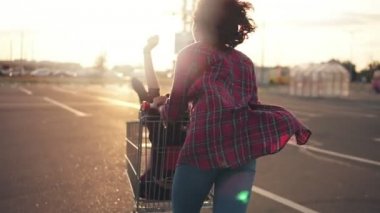 Arkadan Görünüm genç bir kadının arkadaşı günbatımı sırasında içinde oturuyor iken bakkal kart bastırmak. Mercek parlaması. Slowmotion atış