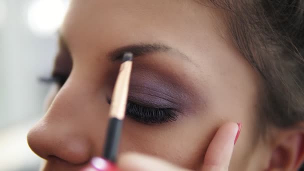 Närbild bild av makeup artister händerna korrigera ögonbryn använder speciell borste. Slowmotion skott — Stockvideo