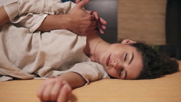 Thai-Massage für junge attraktive Frauen. männlicher Massagetechniker wendet Behandlung für Schulter an. Schuss in 4k — Stockvideo