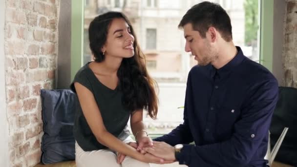 男と女のカフェで手をつないで、笑顔を愛する。幸せなロマンチックなカップル恋人話とカフェで手を繋いでいます。4 k で撮影します。 — ストック動画