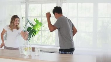 Mutlu genç çift pijama giymiş mutfak müzik dans Slowmotion vurdu. Evde eğlenmek aşık multiethnical Çift