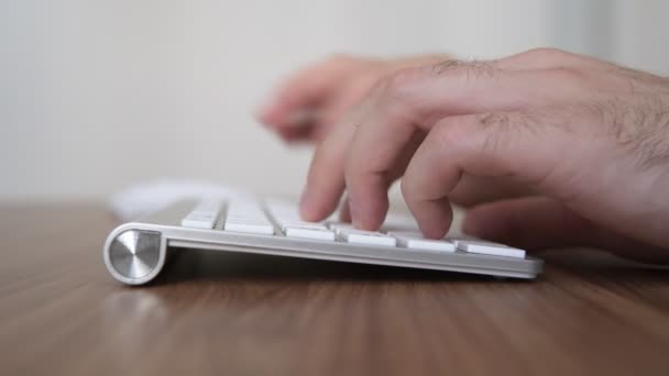 Close-up beeld van het bedrijf mans handen het draadloze toetsenbord op Bureau in moderne lichte kantoren interieur. Schot in 4k — Stockvideo