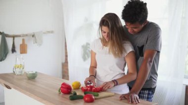 Yakışıklı olan Afrika beyaz kız onu sabah mutfakta yemek hazırlamak için yardımcı olurken benimsemiş. Mutfakta yemek kahvaltı evde mutlu çok ırklı Çift