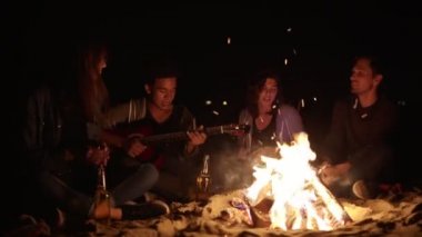 Genç kız tarafından şenlik geç gece ve şarkıları söyleyerek oturma ve gitar çalmak ve çok ırklı grubudur. Neşeli Afrika kökenli Amerikalı arkadaşları için gitar çalmak