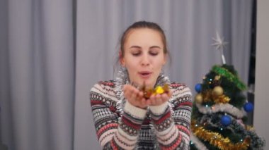 Closeup görünümü güzel kadının altın glitter konfeti evde ağır çekimde üfleme. Altın glitter konfeti üfleme kadın güzel genç parti. Güzellik esmer kız kutlama tatil partisi