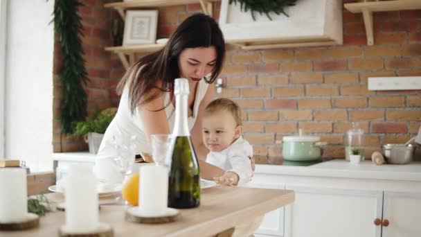 Feliz madre dando galletas a su pequeño hijo en la cocina, feliz tiempo juntos — Vídeos de Stock