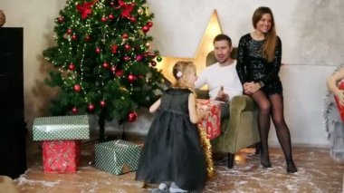 Küçük kızlar Oda ve Noel ailelerine vererek ve zıplamayı, ağaç altına alarak hediye çalıştıran açmak handsprings