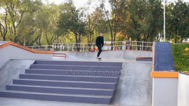 Merdivenlerden skate Park üstünden atlayarak hipster patenci. Slowmotion atış