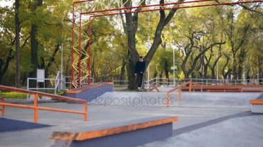Skatepark boru üzerinde atlama bir hipster kaykaycı Slowmotion vurdu. Sonuçta düşmemeye çalışır