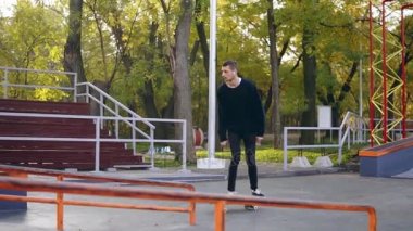 Kaykay ve atlama kaykaycı boru ve aşağı düşen beton sokak numara çevir. Kaykaycı Kickflip hüner düşen ve çökmesini kaykay ile atlama. Slowmotion atış