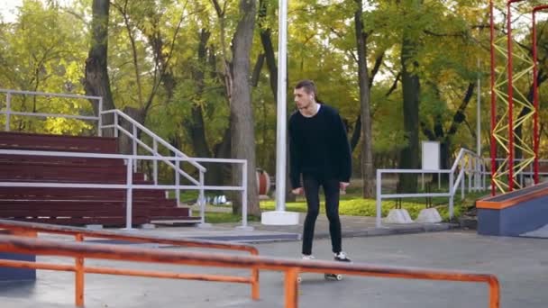 Skateboarder skate e salto flip trick sobre o tubo e caindo na rua de concreto. Skateboarder salto truque kickflip com skate caindo e bater. Tiro em câmara lenta — Vídeo de Stock