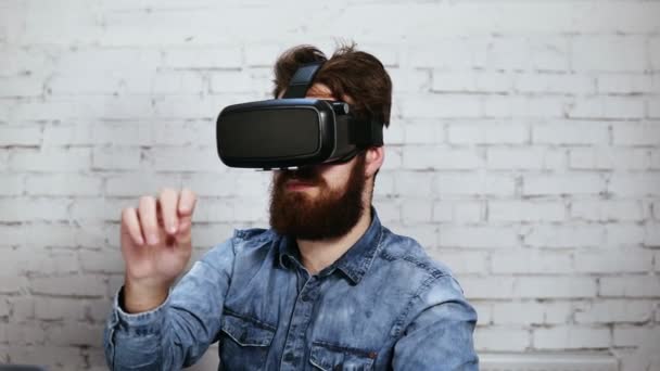 Hombre con gafas de realidad virtual en la oficina. Está trabajando usando la realidad virtual. Tecnología moderna en el trabajo — Vídeos de Stock