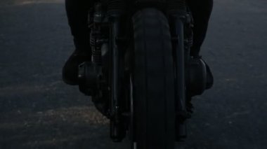 Closeup görünümünü motosiklet hareketli bir forewheel. Tanınmayan kişi motosiklet bir ülke yolda sürme