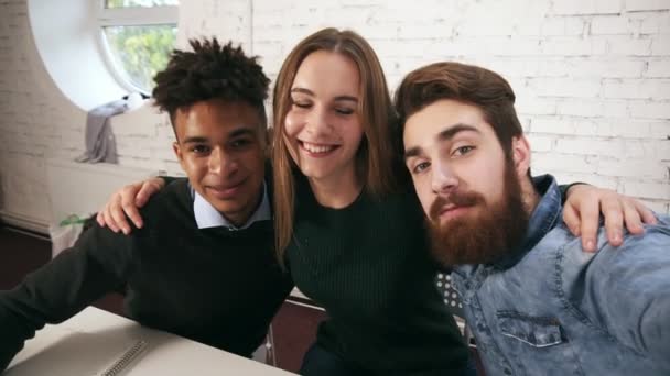 Ein lächelndes, lässiges Business-Team posiert beim Fotografieren von Selfies im Büro. kreative vielfältige Business-Team in modernen Büros Selfie mit einem Handy Spaß haben. Zeitlupenschuss — Stockvideo