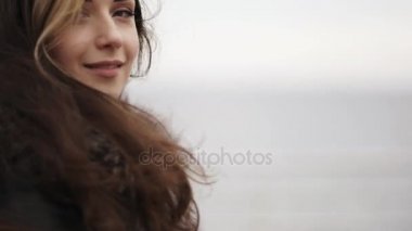 Kamera seyir ve çekip genç kadının yüzü closeup görünümü. Slowmotion atış