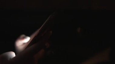 Kadının el manifatura onun smartphone kullanarak closeup görünümü. Gece geç saatlerde taksi sürme kadın. Gece canlı. Slowmotion atış