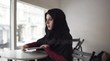 Modern dizüstü tablo alma ve çekip hijab çekici kadın. Slowmotion atış