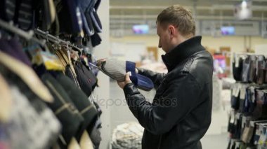 Terlik süpermarkette seçme Beyaz delikanlı. Rahat homewear seçme