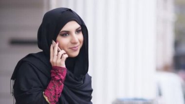 Birilerinin telefonu bekliyor cep telefonu üzerinde bir numaranın sokakta, hijab ayakta giyen genç çekici kadın ama o cevap alır. Slowmotion atış