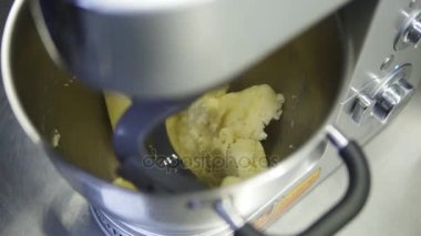 Demlenmiş hamur için gerekli tüm ingridients makinesi karıştırma karışık olsun. Hamur lezzetli eclaires veya profiterol için hazırlanıyor. geleneksel Fransız tatlıları.