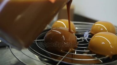 Lezzetli dessserts yaratma süreci. Kaplama cam ile kek pişirdim. Karamel üstüne ikinci katmanı. Yakın çekim görüntüleri.