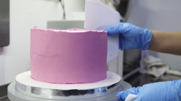 Τελειώνοντας το ανώτερο στρώμα για μια τούρτα μπισκότο. Οι ζαχαροπλάστες την εργασία. Τεχνολογίας τροφίμων. — Αρχείο Βίντεο