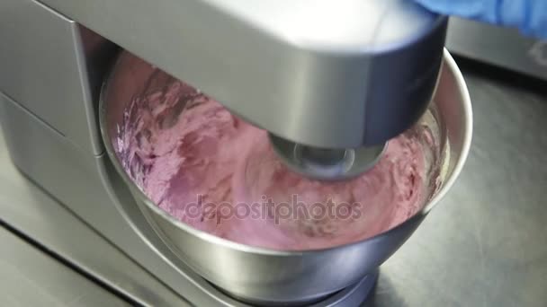 Proces van het creëren van paarse slagroom voor cake. Ingridients voor heerlijke crème dekking in de mashine van een mixer mengen. — Stockvideo
