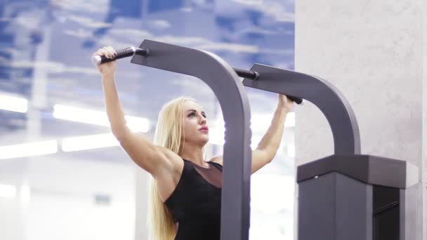 Привлекательная сексуальная молодая блондинка, подтягивающаяся в спортзале. Здоровый образ жизни. Выносливость и мотивация . — стоковое видео