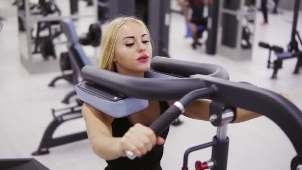 Blond kvinnlig kroppsbyggare tyngdlyftning att bygga upp strongcore och höft muskler. — Stockvideo