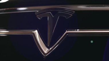 Odessa, Ukrayna - 06 Aralık 2017 Tesla işareti mercek parlaması ile