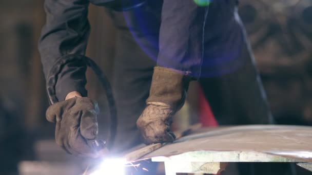 手的工人在保护手套持有木板, 以调整切割线上的金属施工。用金属氧乙炔切割炬切割。危险工作. — 图库视频影像