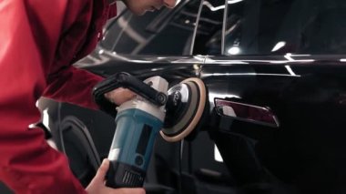 Çizgiler yeni siyah araba ile profesyonel makinesi parlatma tarafından kurtulmak. Slomotion görüntüleri.
