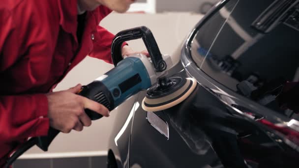 Automechanic polishing a black new car. Cleaning the new vehicle. — Stock Video