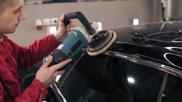 Limpieza del techo de los coches con una mashine profesional . — Vídeos de Stock