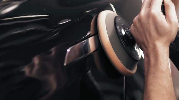 Proces van de afwerking van het polijsten van een nieuwe zwarte auto deur. — Stockvideo