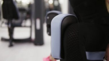 Kadın vücut geliştirmeci performans spor salonunda dıştan exersices yol açtı. Fitness ve heathcare. Yaşam tarzı kavramı.