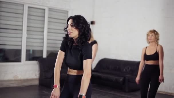 Un gruppo di ballerine attraenti nella sala da ballo che praticano le mosse di base della bachata. Donne sexy in nero attivo usura godendo di danza latina . — Video Stock