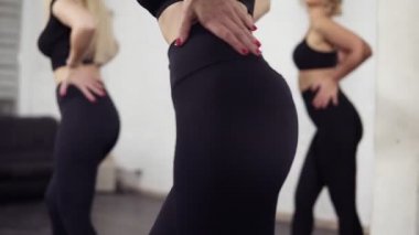 Haddeleme ve bachata öğrenirken büküm seksi çekici kadın dansçılar hareket eder.