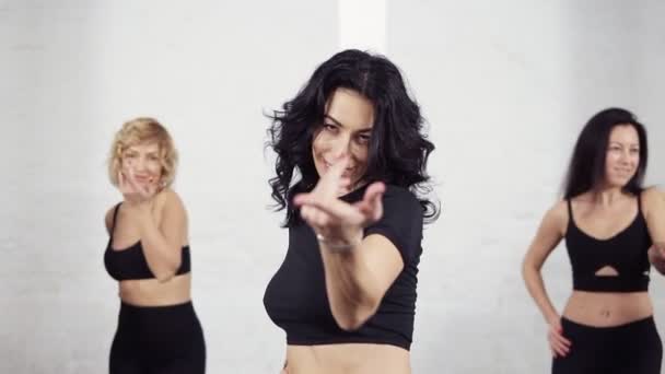 Groep aantrekkelijke volwassen vrouwen verleiden met hun sexy groovy bachata beweegt. — Stockvideo