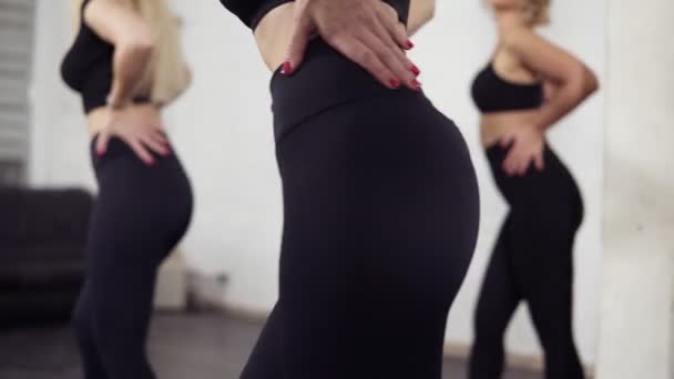 Sexy attraktive Tänzerinnen rollen und verdrehen, während sie Bachata-Bewegungen lernen. — Stockvideo