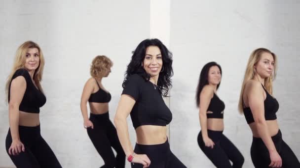 Group of female dancers learning how to move their bodies when dancing bachata. — Stock Video
