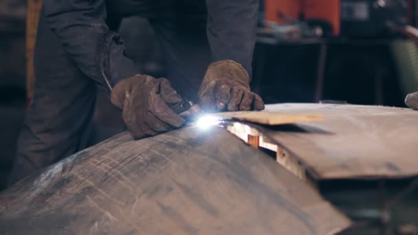 Manos de Obrero cortando metal con antorcha usando tablón de madera para ajustar una línea uniforme . — Vídeo de stock