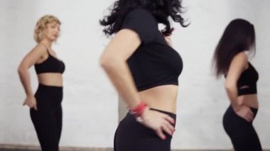 Üç seksi çekici yetişkin kadın mezmerizing onların groovy bachata ile grup taşır.