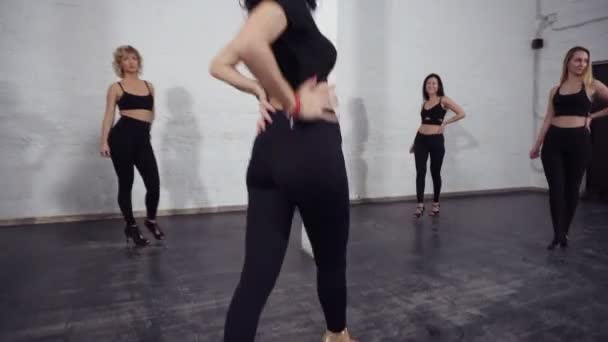 Hacia arriba imágenes en cámara lenta de un grupo de atractivas mujeres sexy bailando bachata, aprendiendo movimientos geniales . — Vídeos de Stock