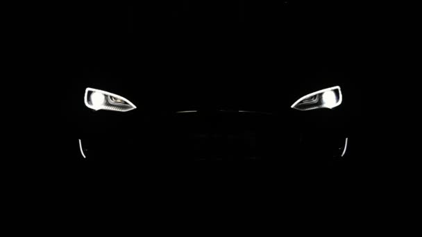 Encendiendo la luz en el centro del coche con un coche irreconocible en él — Vídeos de Stock