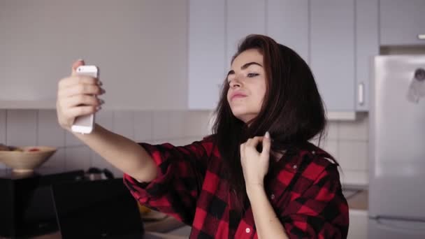 Ung sexig kvinna att göra roliga ansikten medan du tar selfie med sin smartphone. — Stockvideo
